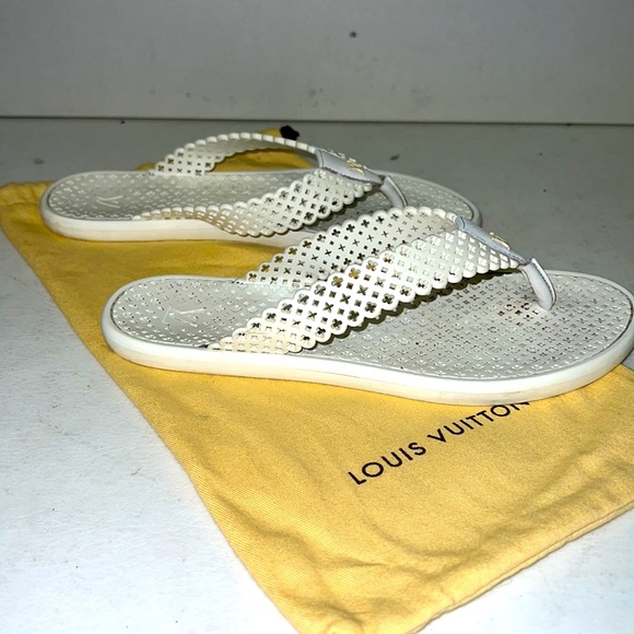 LOUIS VUITTON BEACH FLIP-FLOPS IN WHITE - Picture 4 of 7